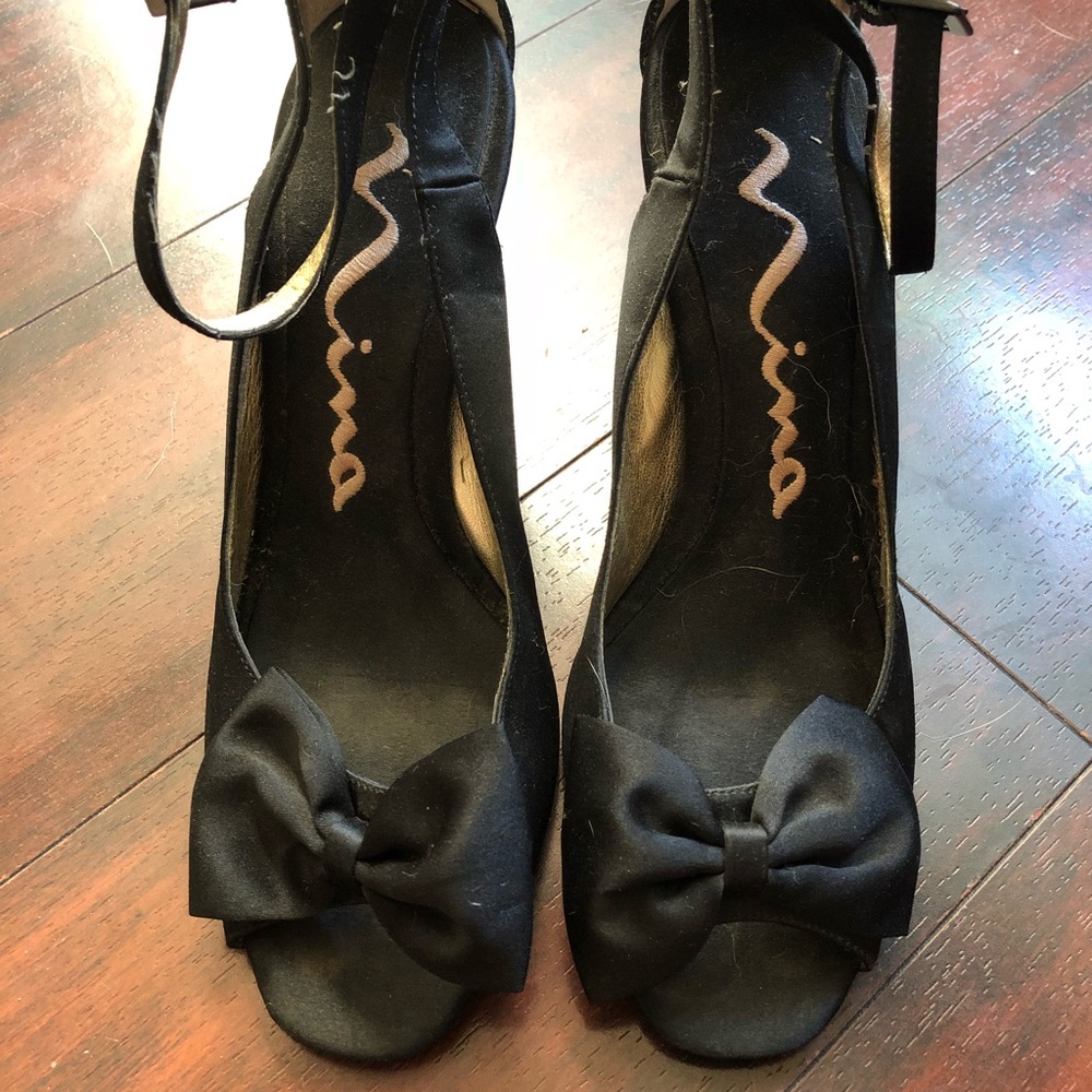 Black bow toe heels
